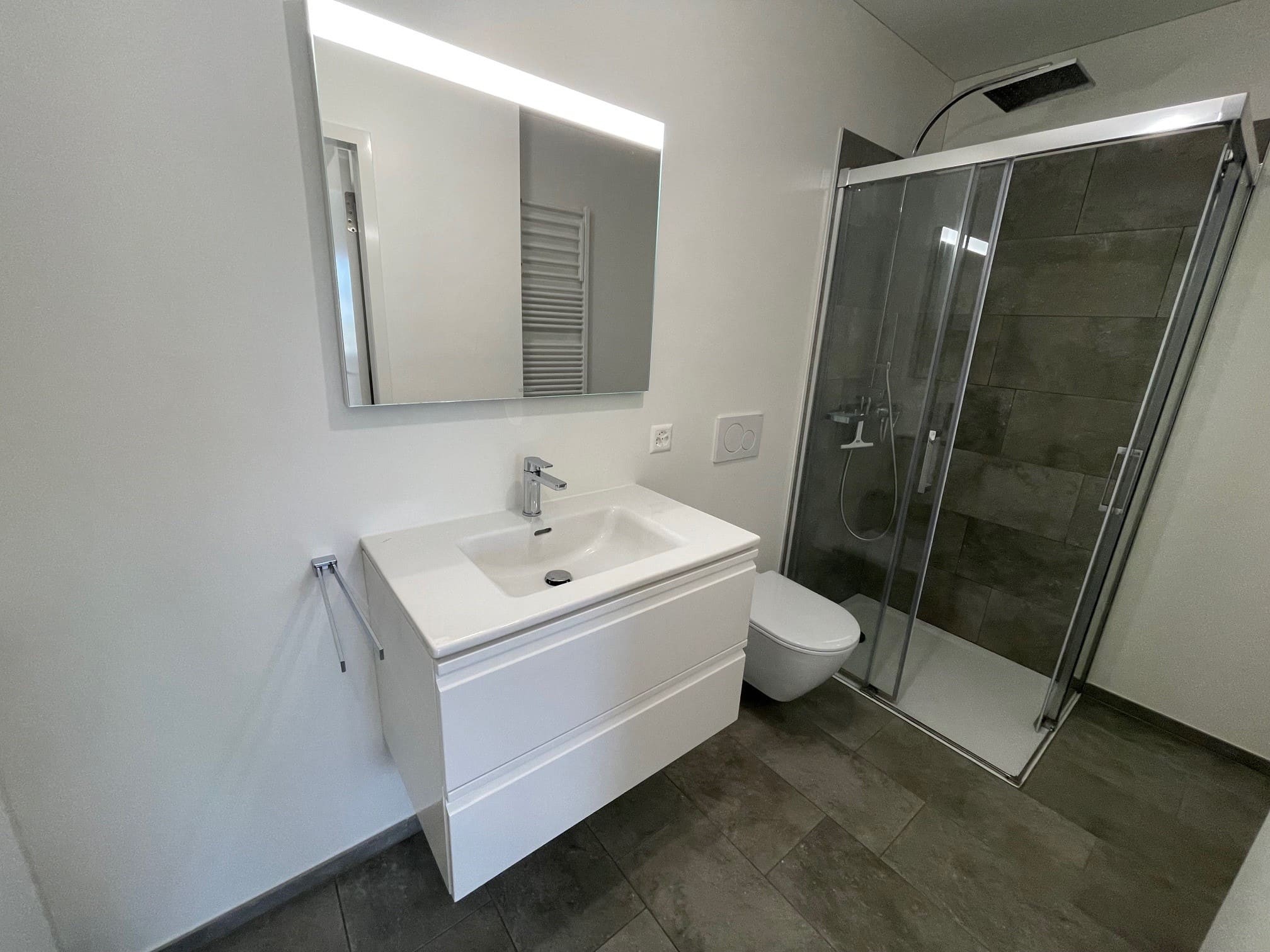 Modernes Badezimmer mit Dusche und Waschtisch