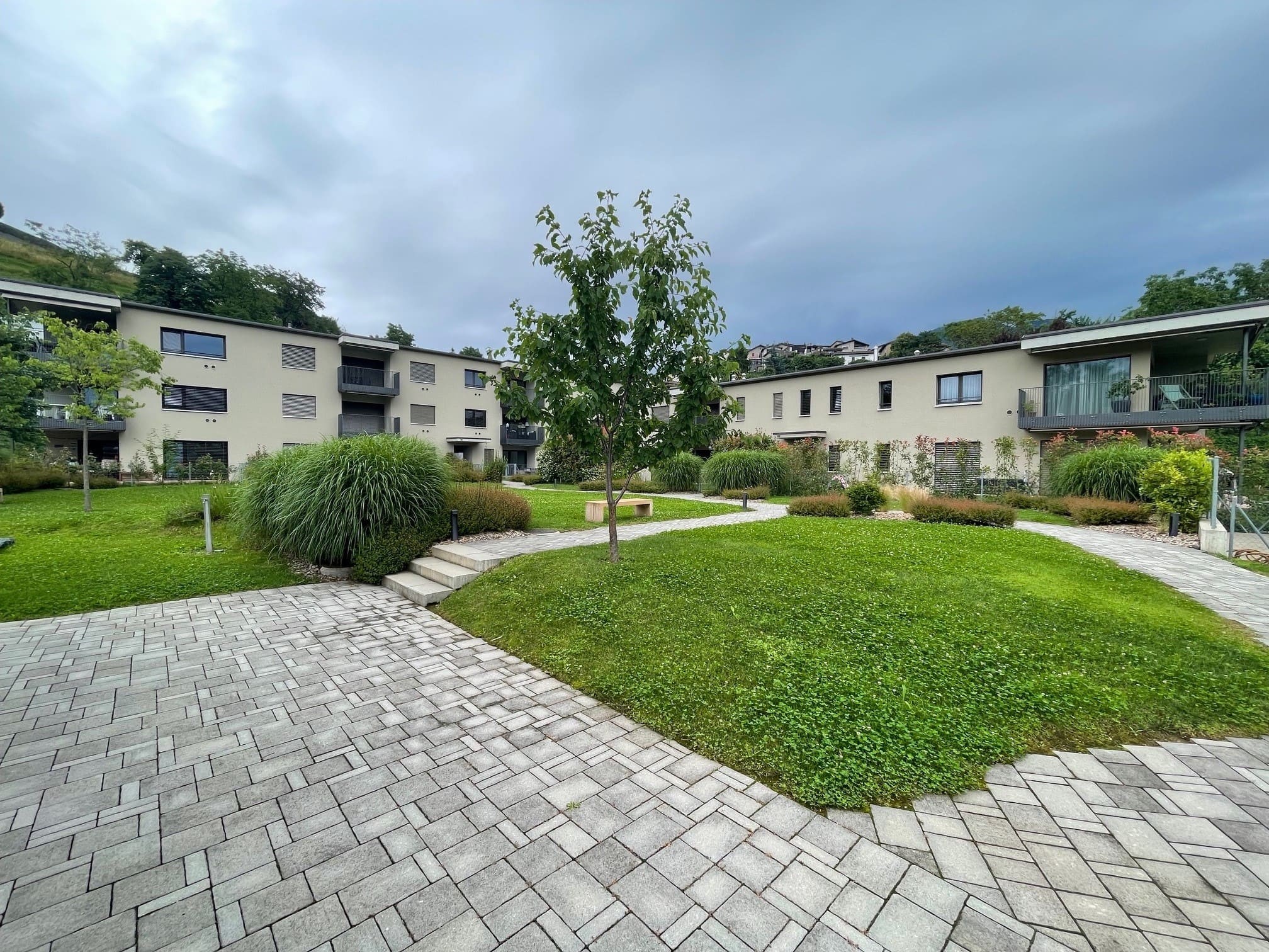 Modern gestaltete Wohnanlage mit begrüntem Innenhof