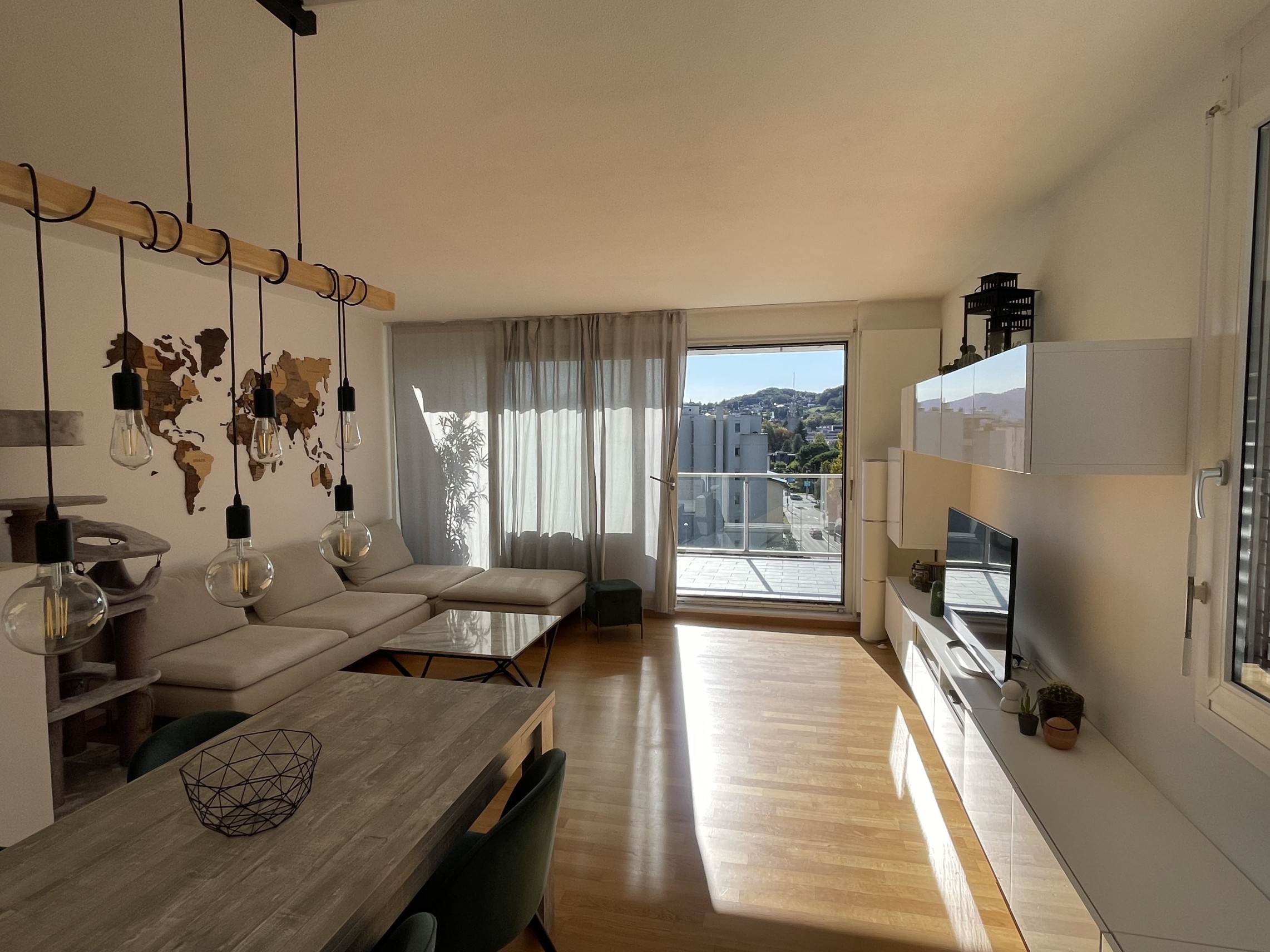 Helles Wohnzimmer mit Balkonblick