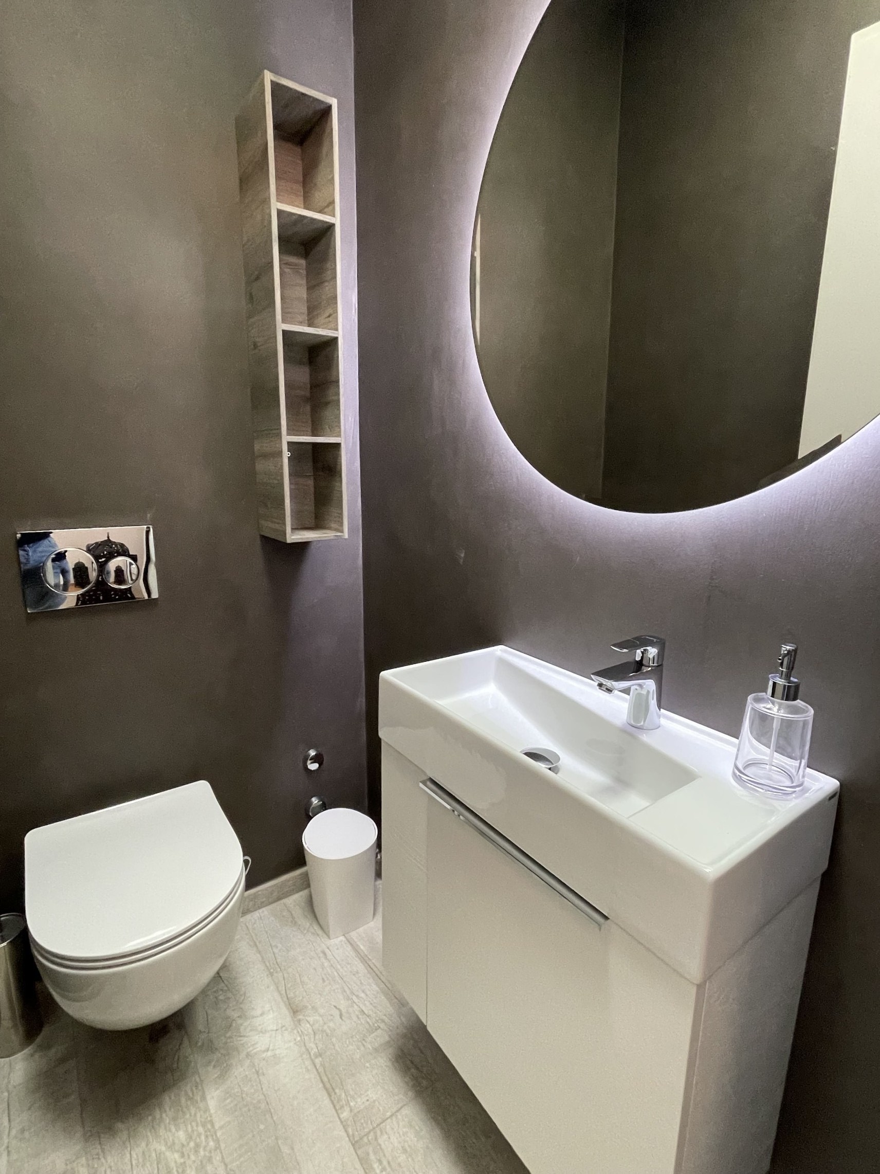 Modernes Gäste-WC mit dunkler Wandgestaltung
