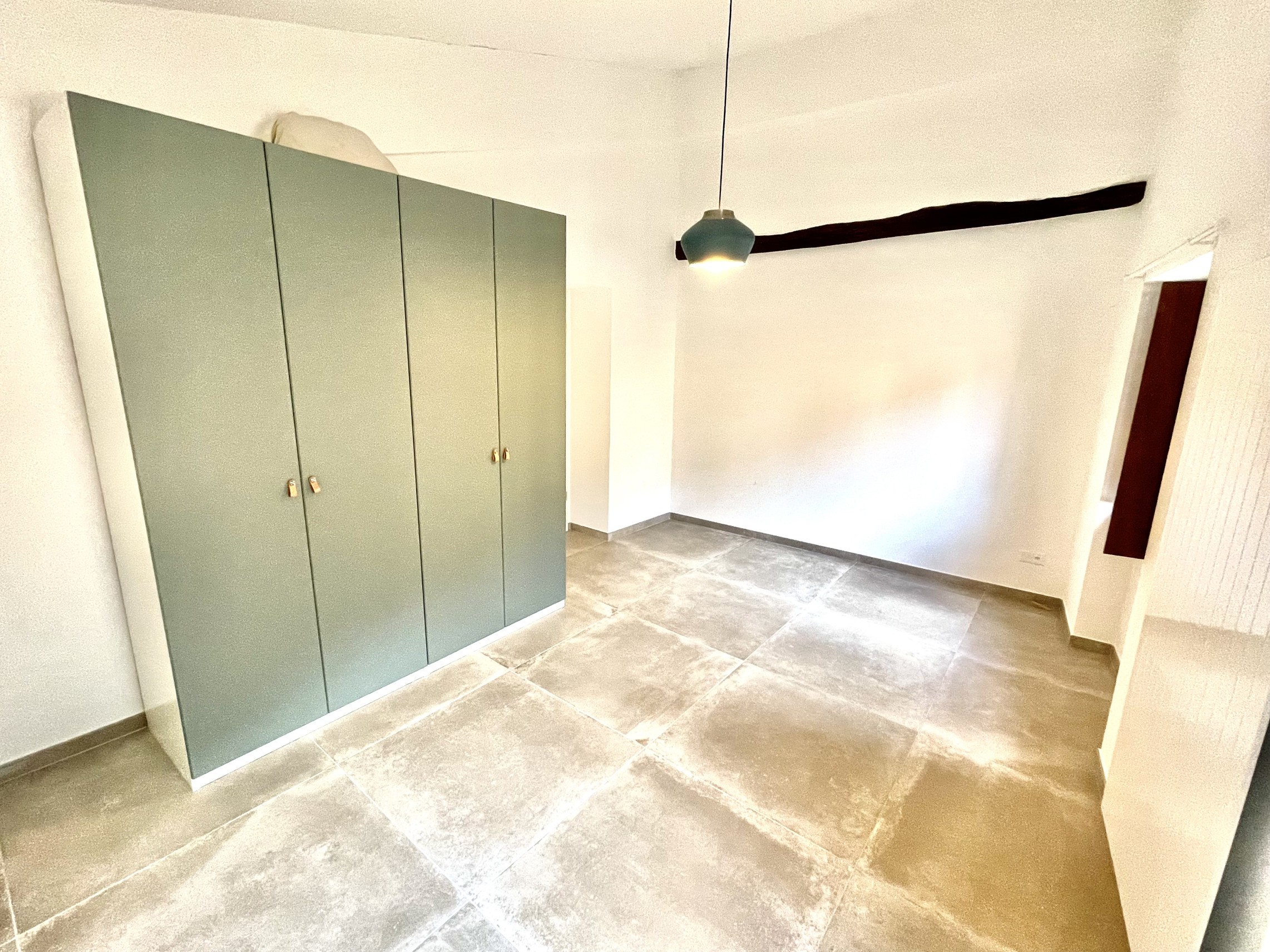 Heller Raum mit Einbauschrank