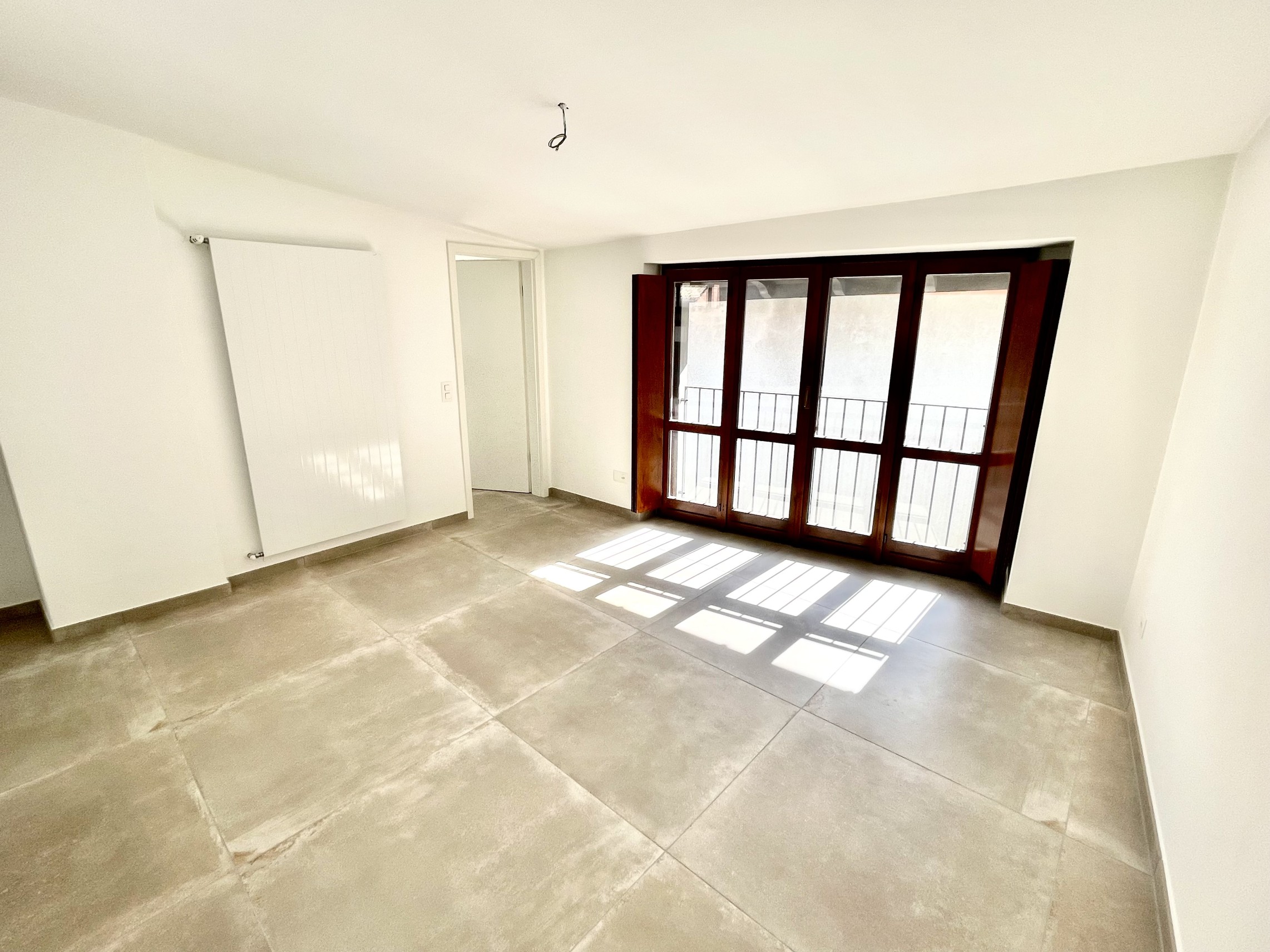Leerer heller Raum mit großem Fenster