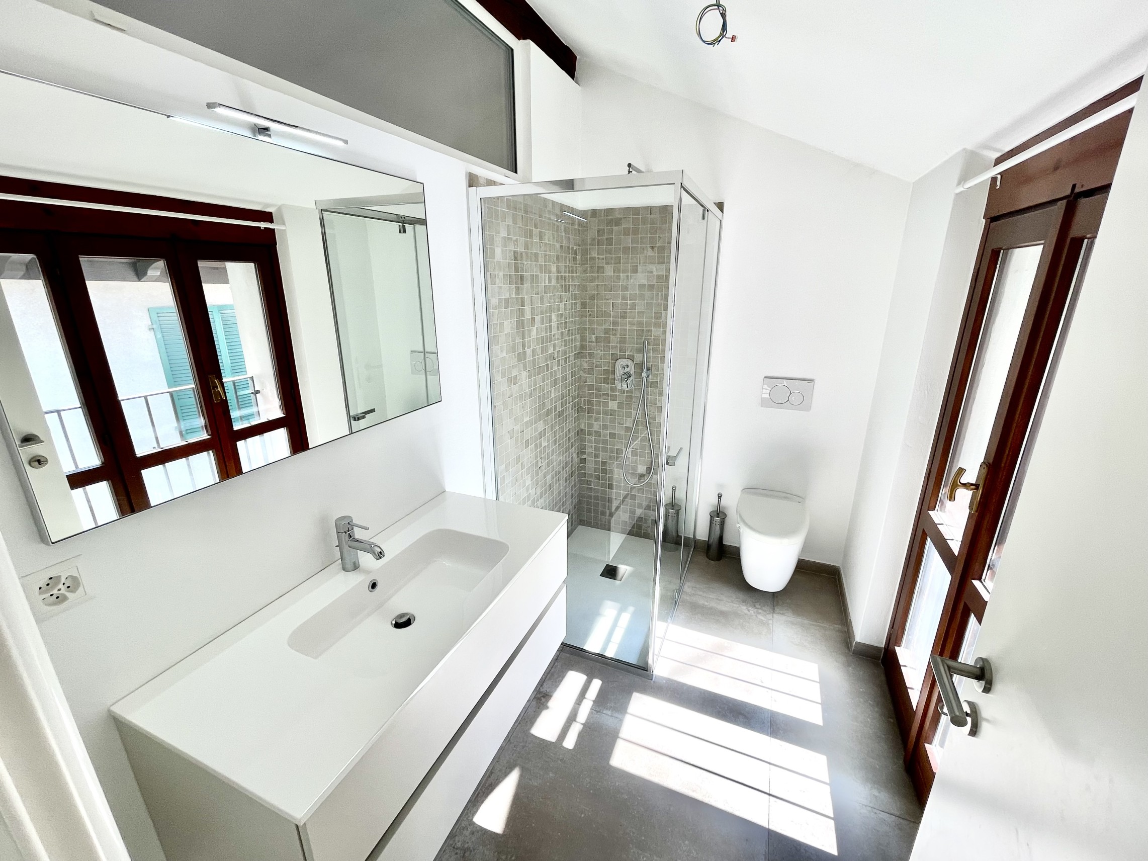 Modernes Badezimmer mit Dusche und Waschtisch