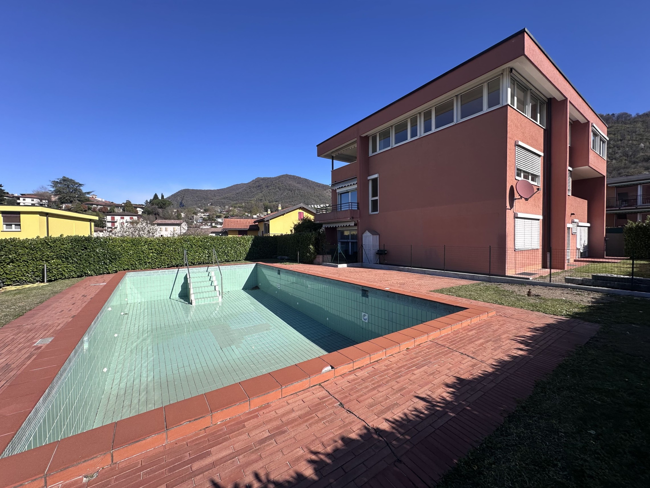 Außenansicht eines Hauses mit Pool und Bergkulisse