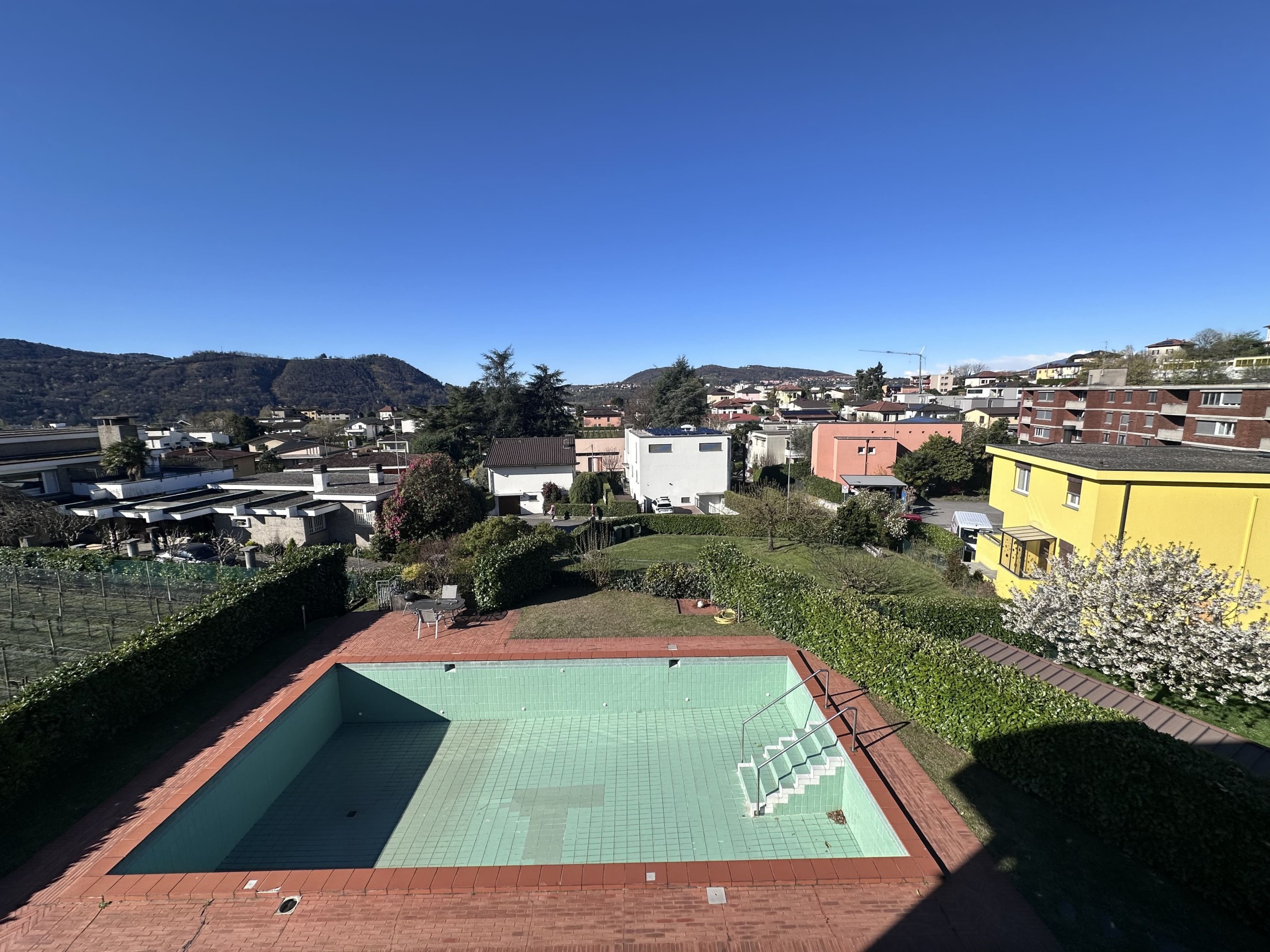 Außenansicht mit Pool und Panoramablick