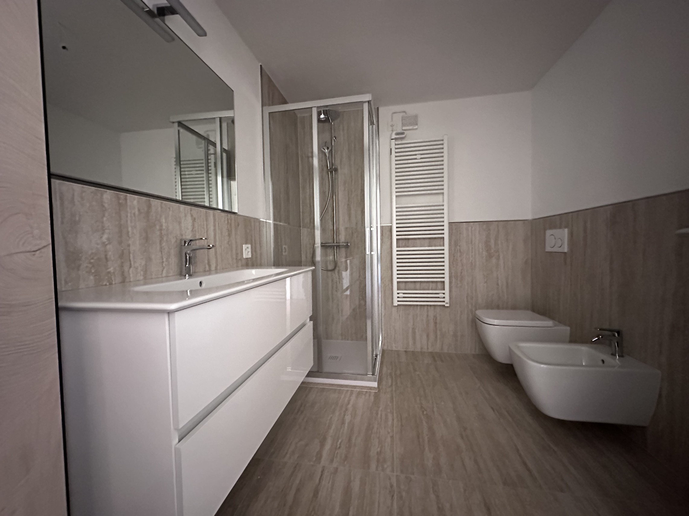 Modernes Badezimmer mit Dusche und Doppelkeramik
