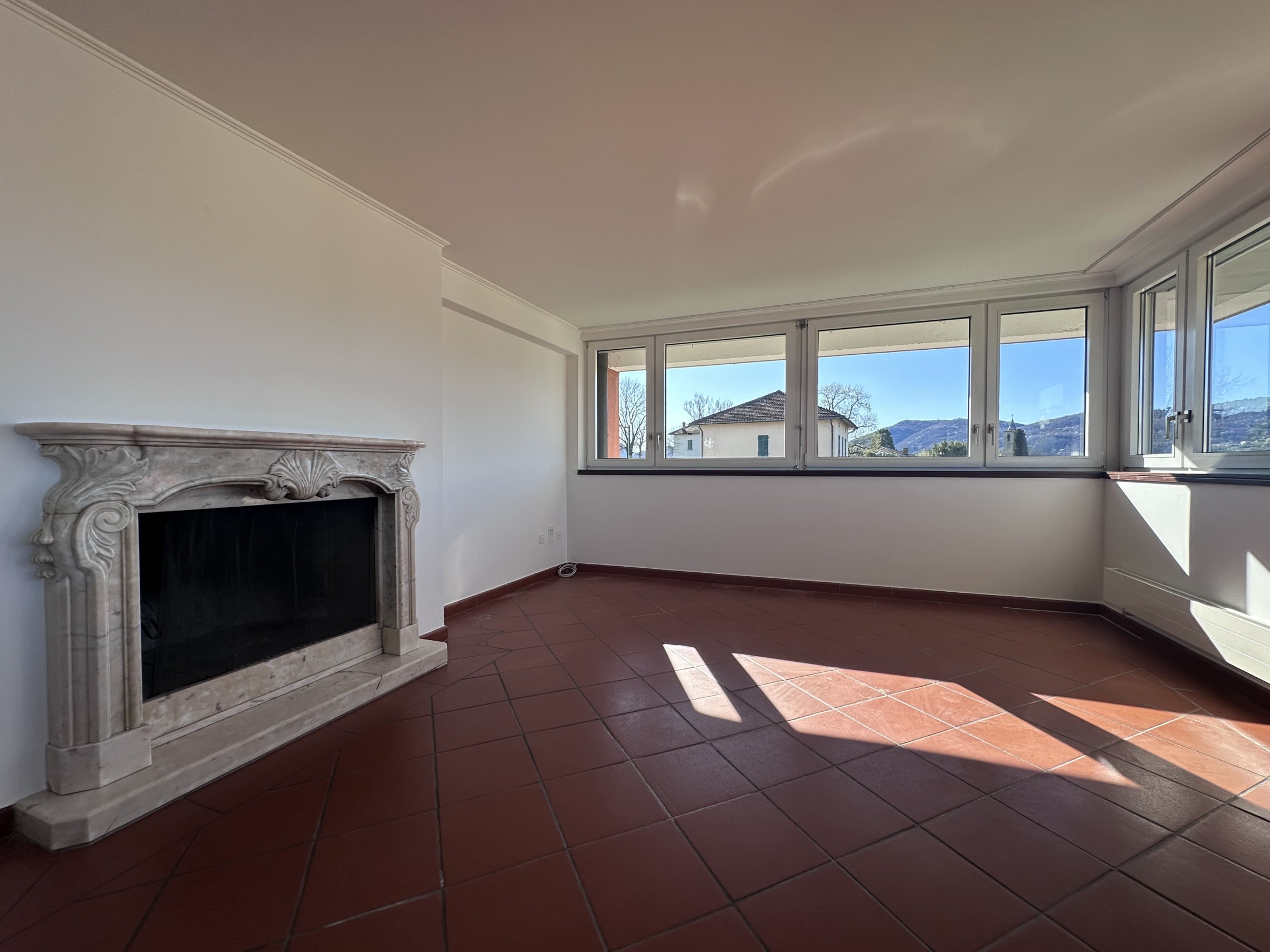 Wohnraum mit Kamin und Panoramafenstern
