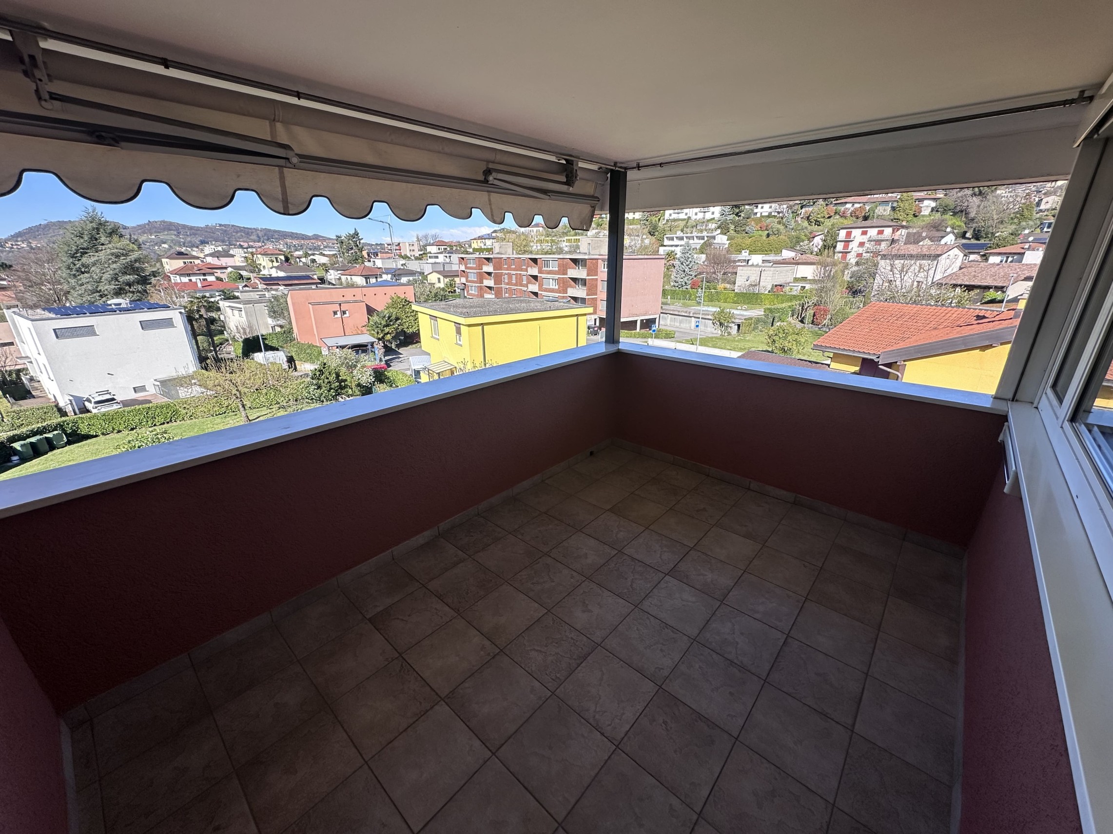 Überdachter Balkon mit Ausblick