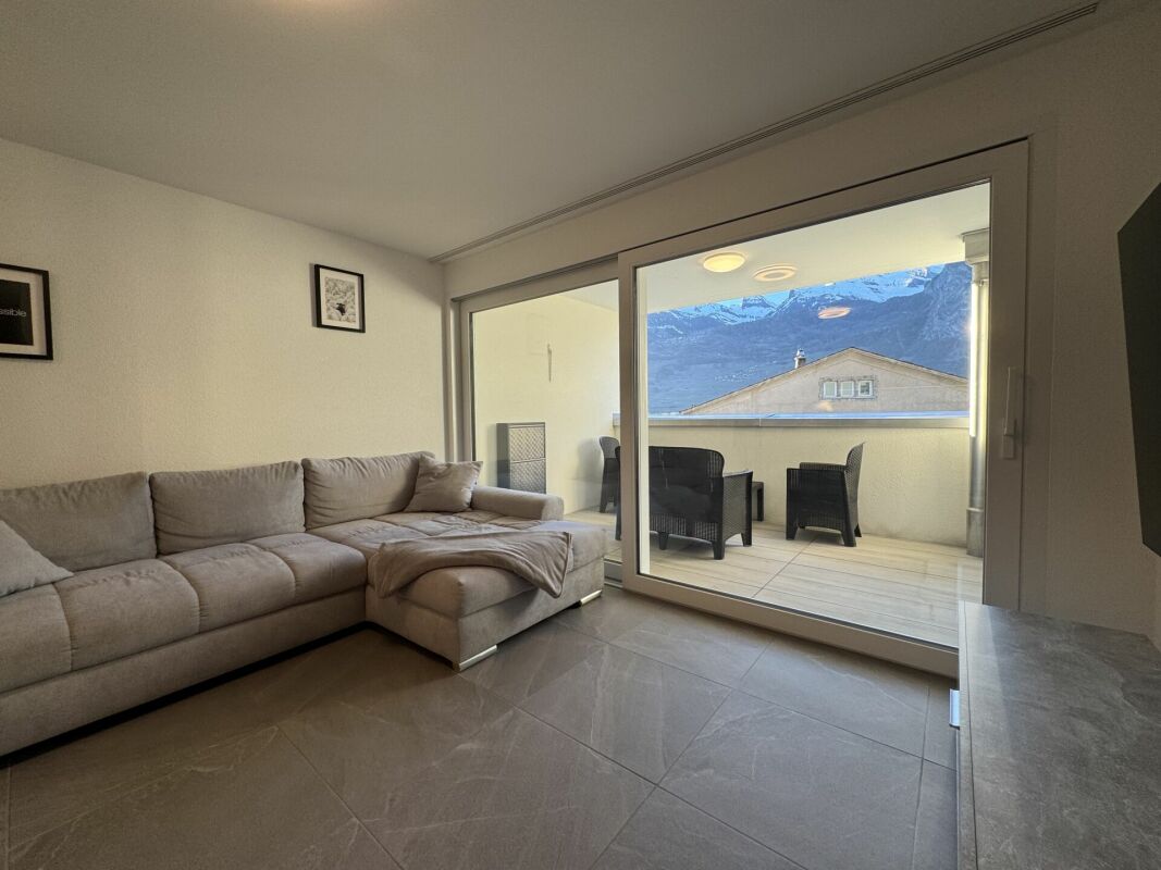 Wohnzimmer mit Terrasse und Bergblick