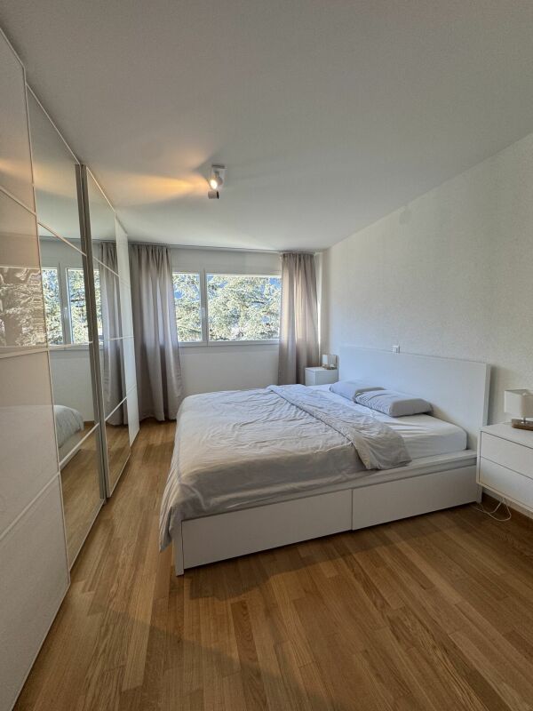 Modernes Schlafzimmer mit Einbauschrank