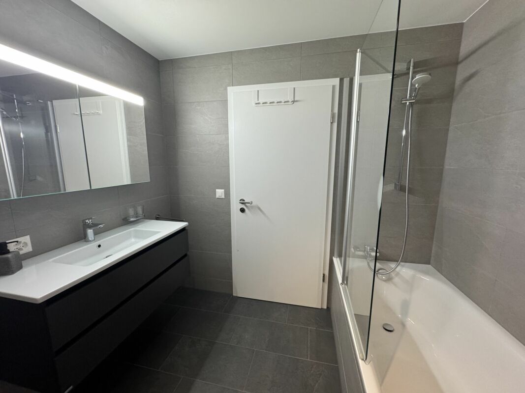 Modernes Badezimmer mit grauen Fliesen