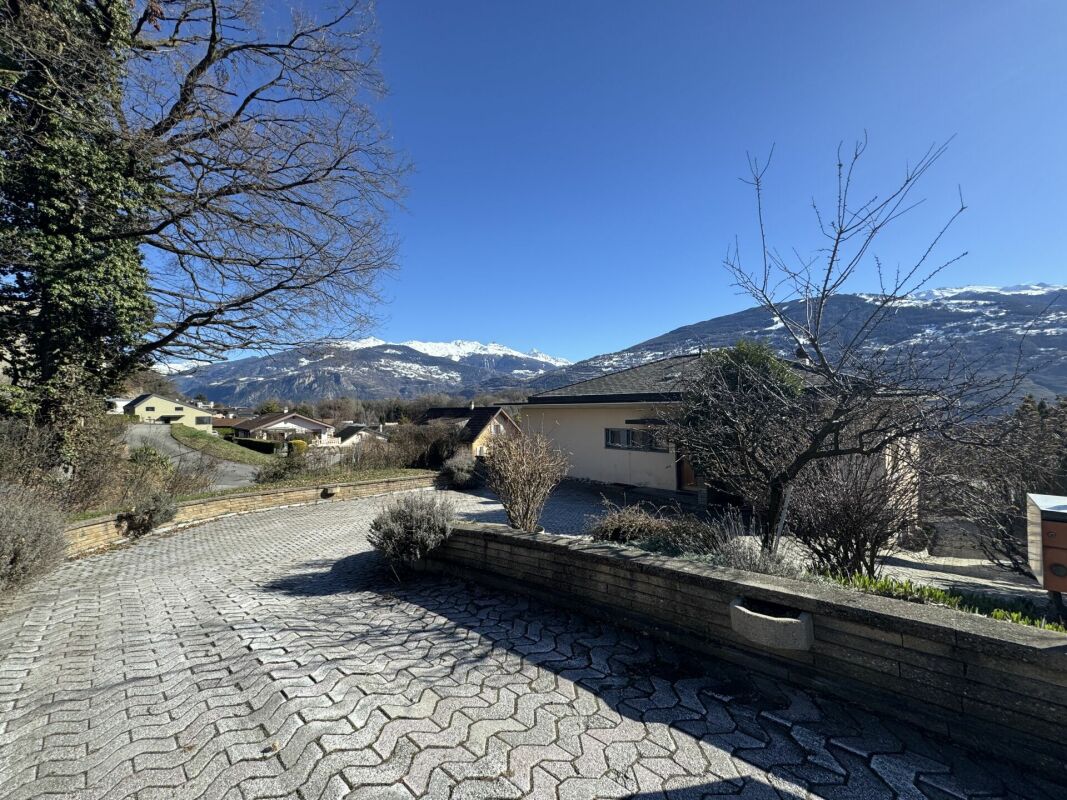 Außenansicht mit Bergpanorama und Zufahrt