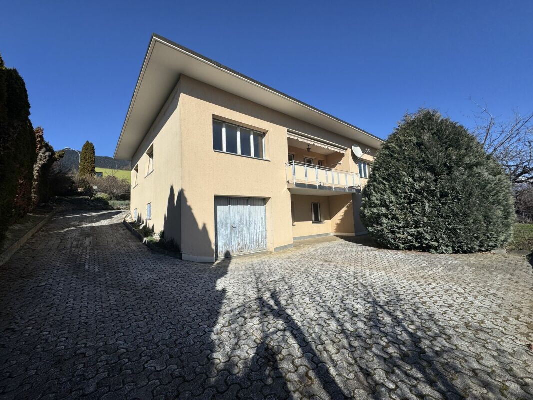 Außenansicht eines Hauses mit Zufahrt