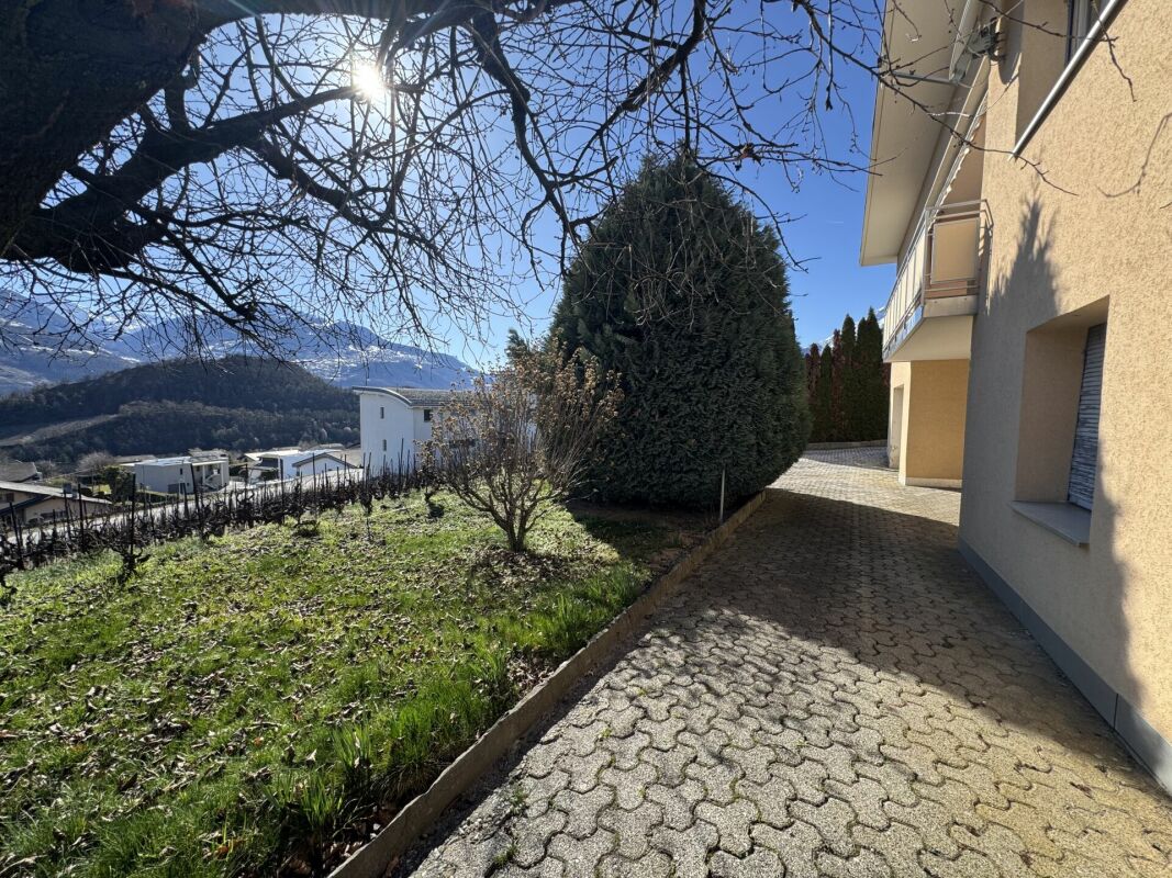 Außenansicht mit Gartenweg und Bergblick