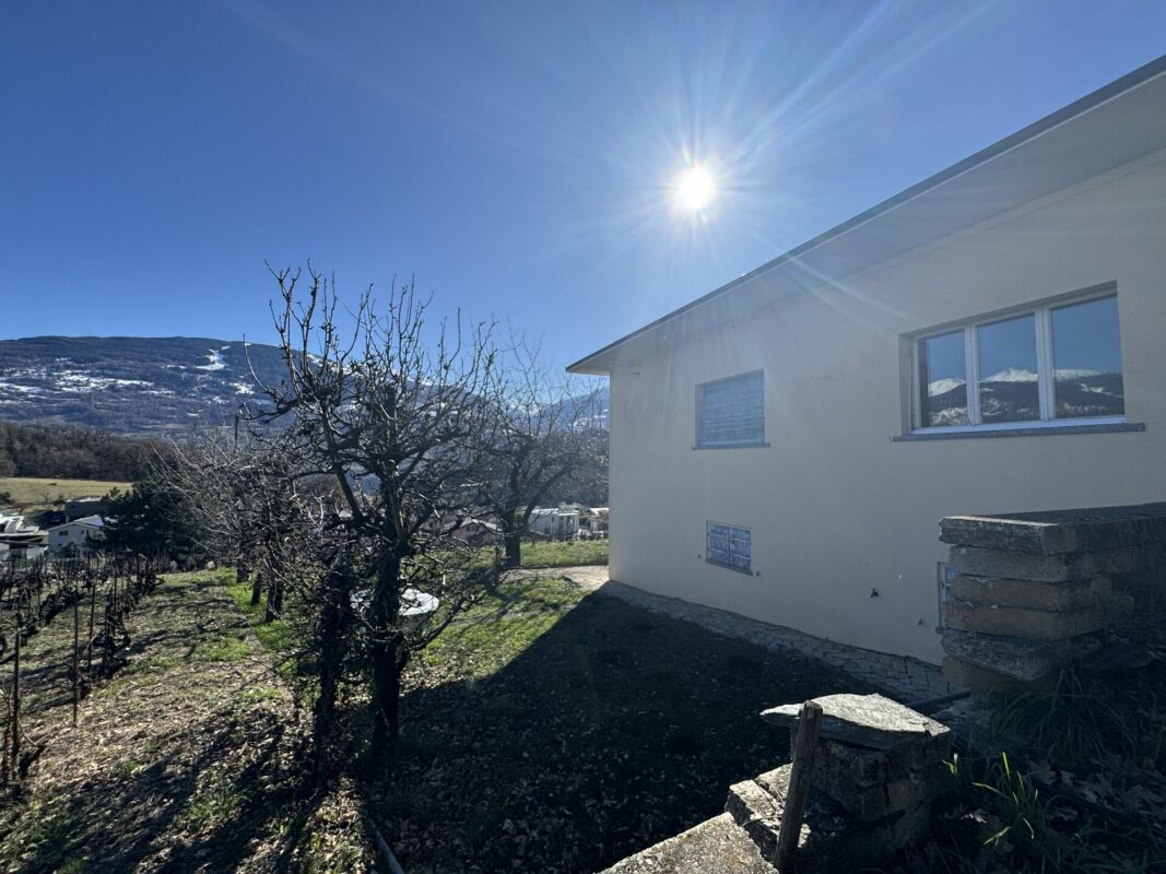 Außenansicht eines Hauses mit Bergkulisse
