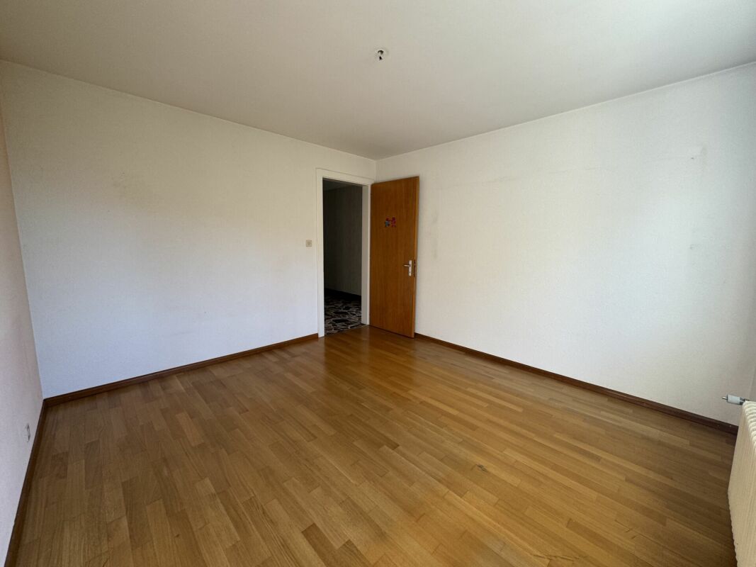 Leerer Raum mit Holzboden