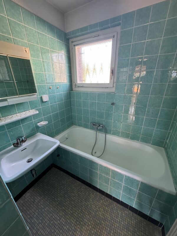 Retro-Badezimmer mit Wanne