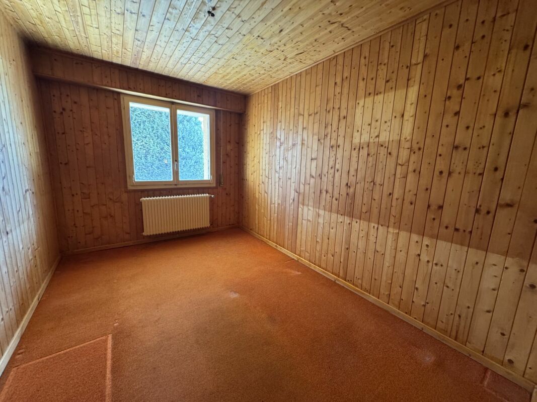 Holzvertäfelter leerer Raum