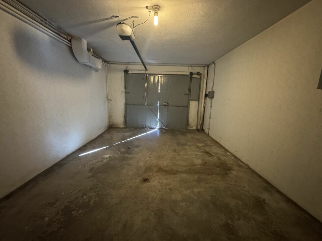 Garage mit Betonboden und Metalltor
