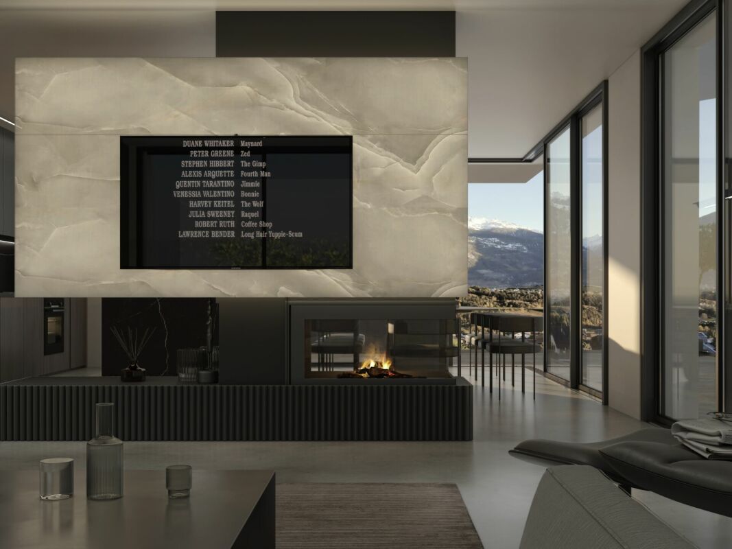 Moderner Wohnbereich mit Panoramaverglasung und Kamin