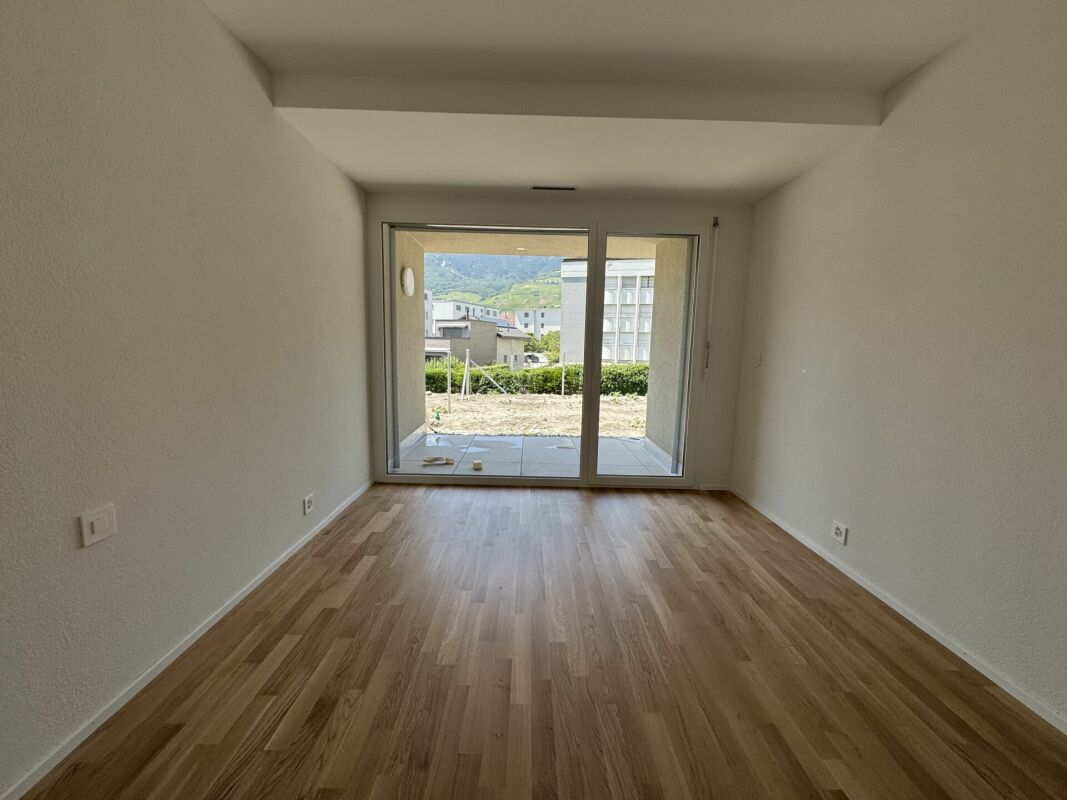 Leerer heller Wohnraum mit Blick ins Freie