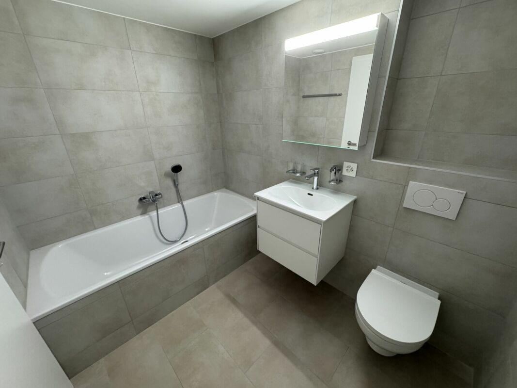 Modernes Badezimmer mit Badewanne und Wand-WC