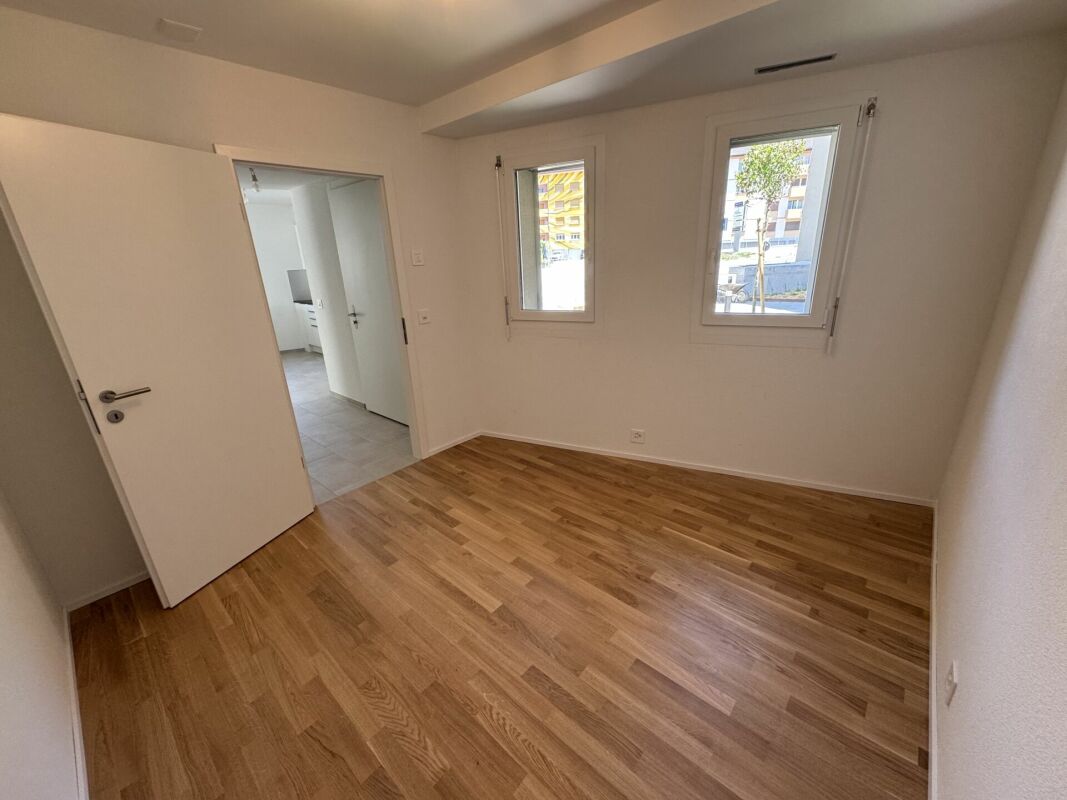 Helles leeres Zimmer mit Holzoptikboden