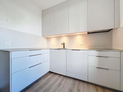Moderne weiße Einbauküche