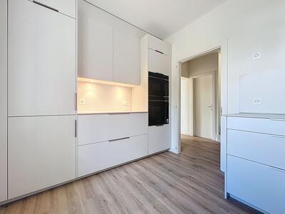 Moderne, helle Küche mit weißer Front