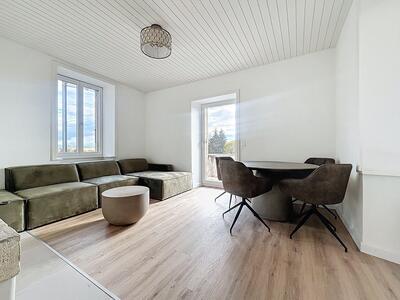 Heller Wohnraum mit Sofa und Essbereich
