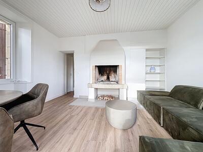 Wohnzimmer mit Kamin und grünem Sofa