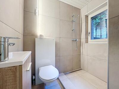 Modernes Duschbad mit WC