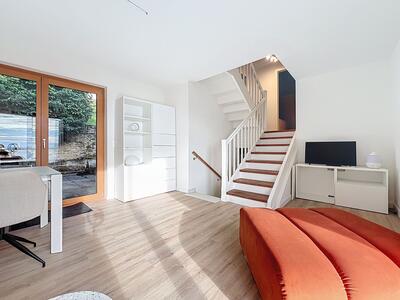 Heller Wohnraum mit Treppe und Terrassentür