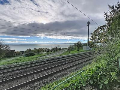 Bahngleise mit Meerblick