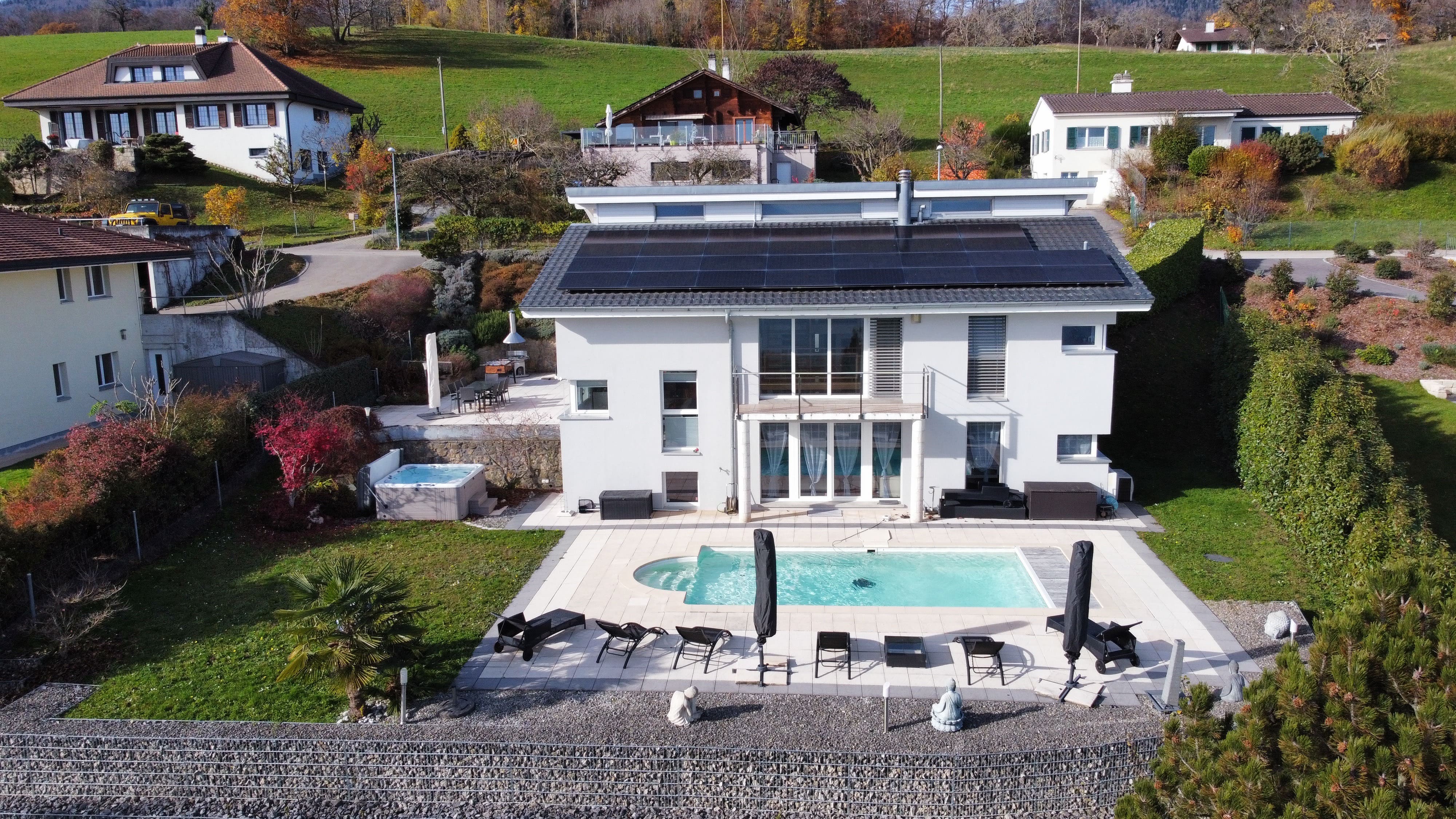 Modernes Einfamilienhaus mit Pool und Solardach