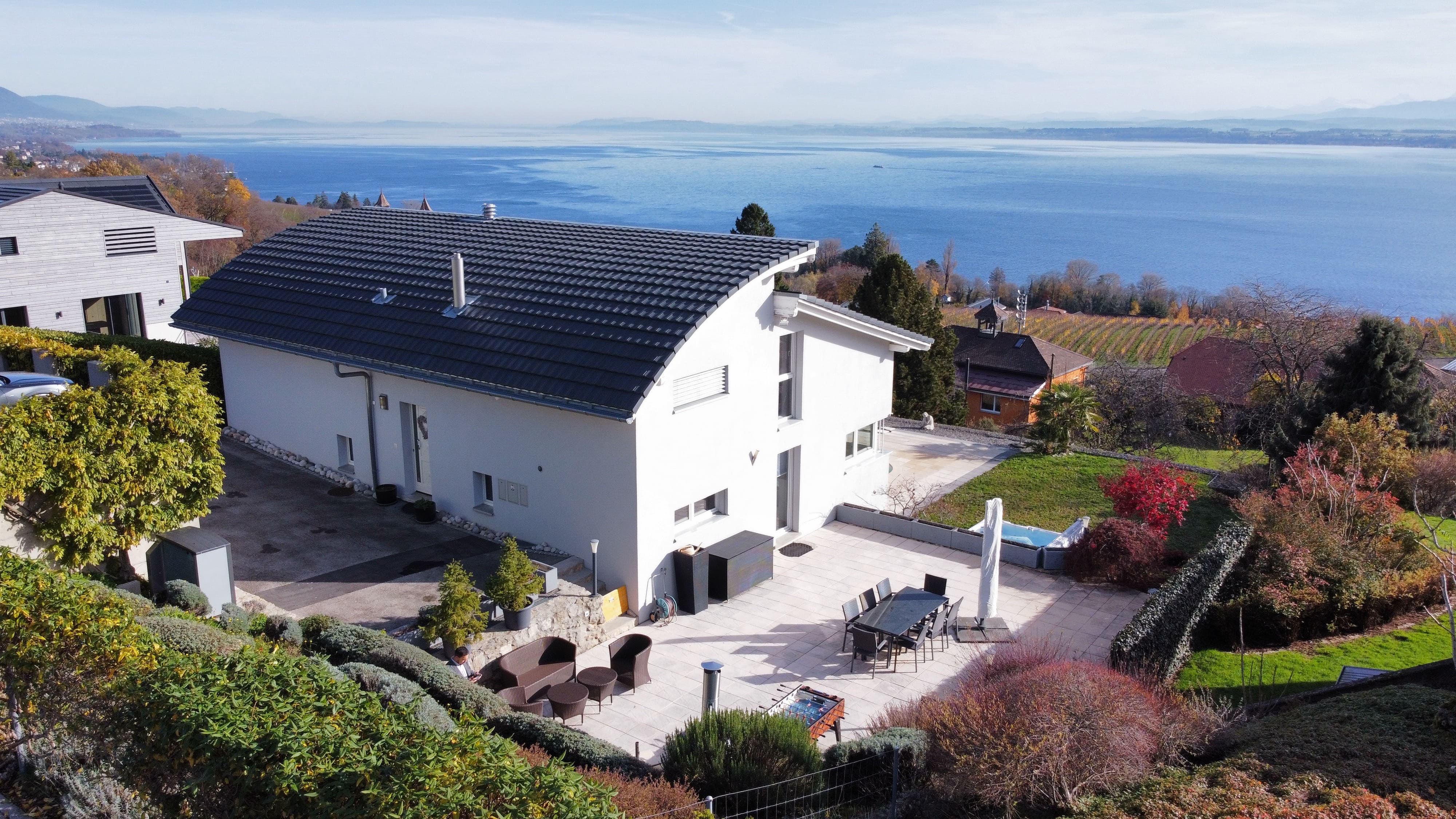 Außenansicht eines Hauses am See mit Terrasse