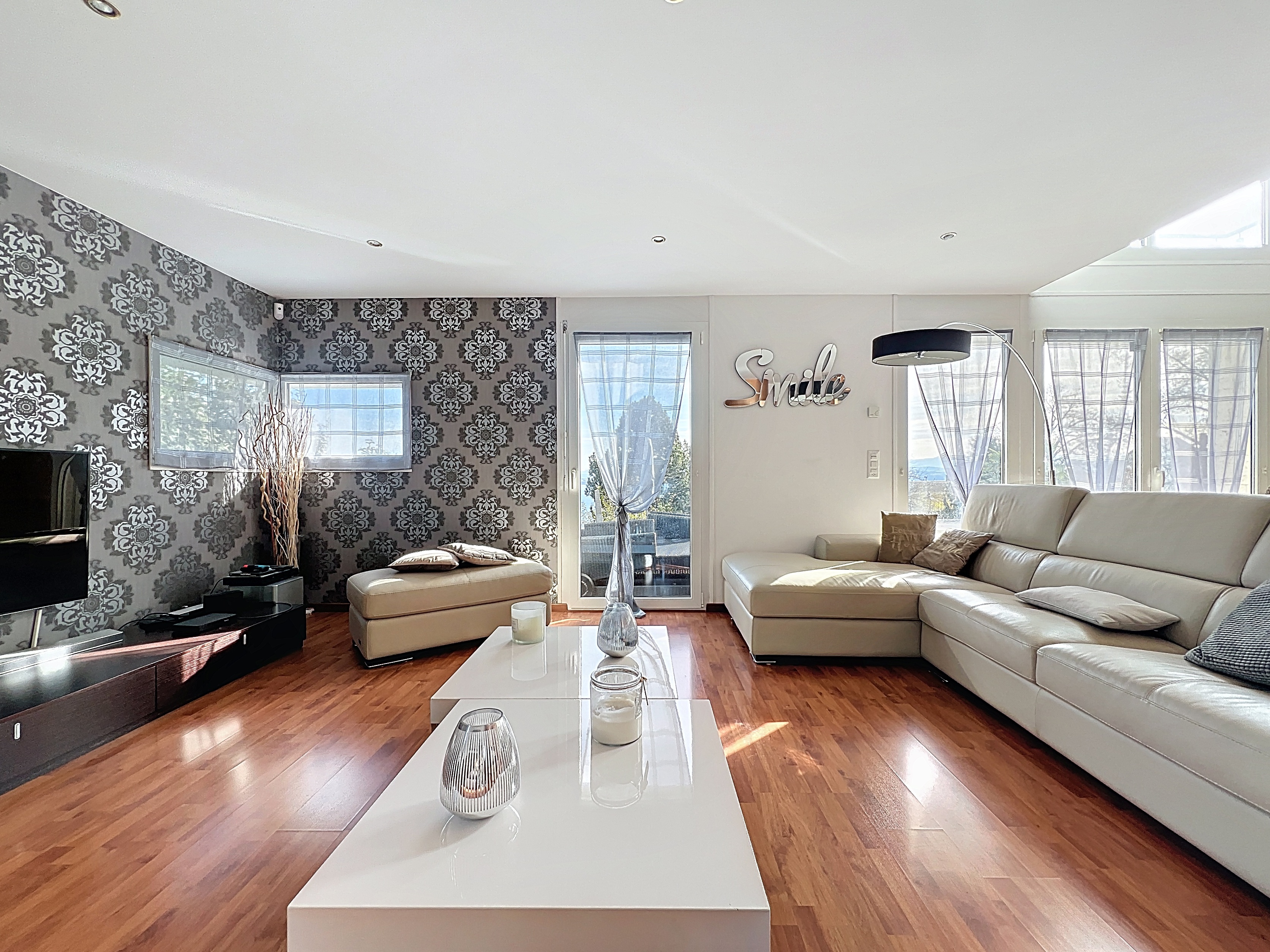 Heller Wohnraum mit Sofa und Akzentwand