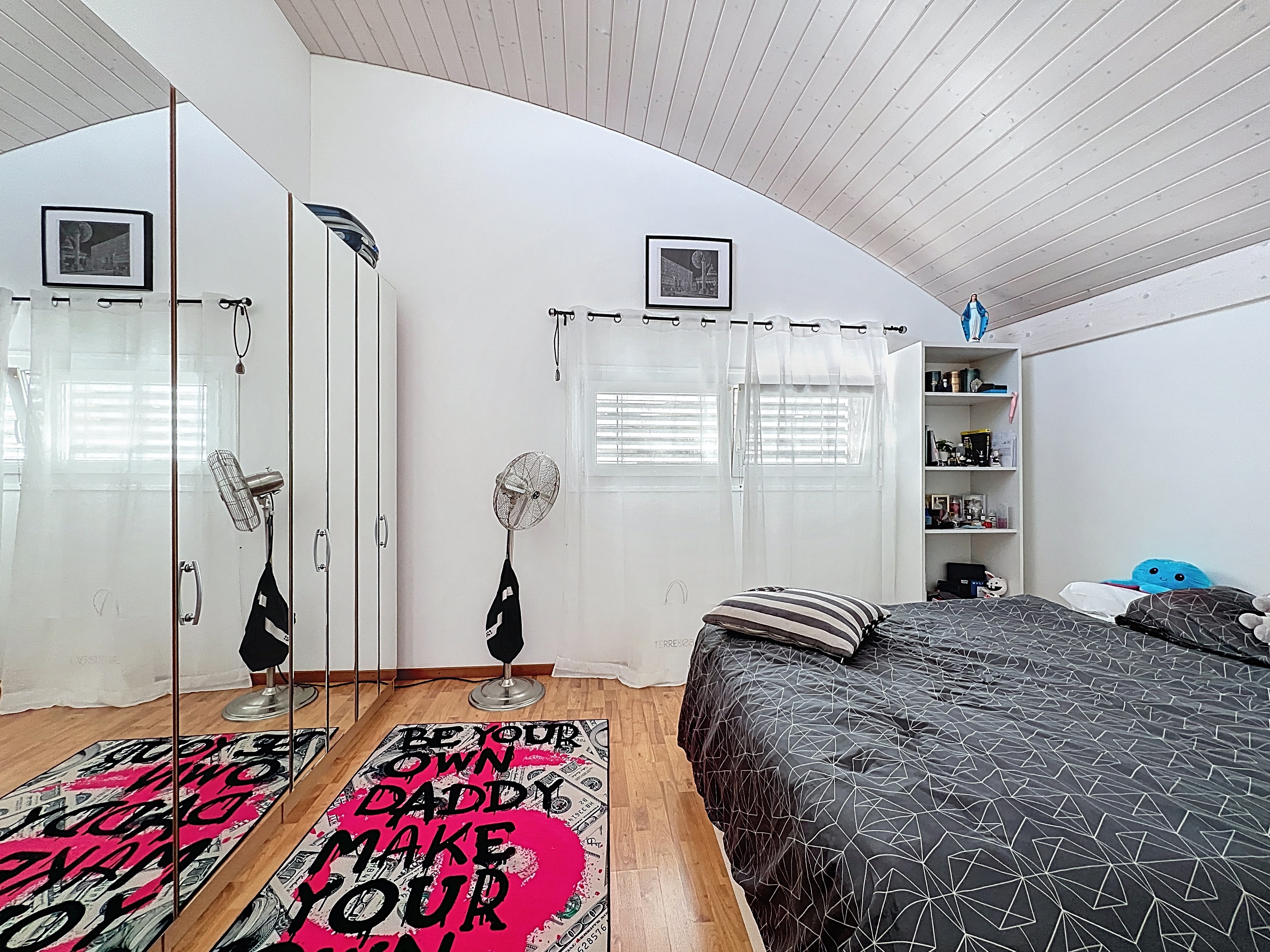 Helles Schlafzimmer mit Dachschräge