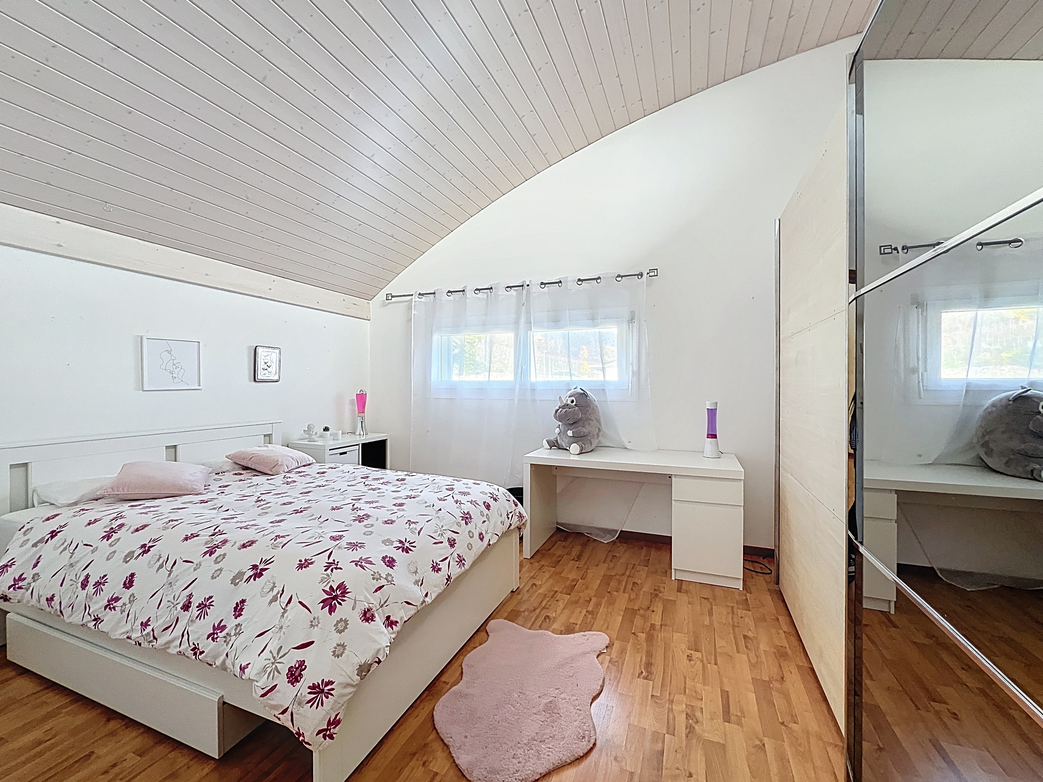 Helles Schlafzimmer mit Dachschräge