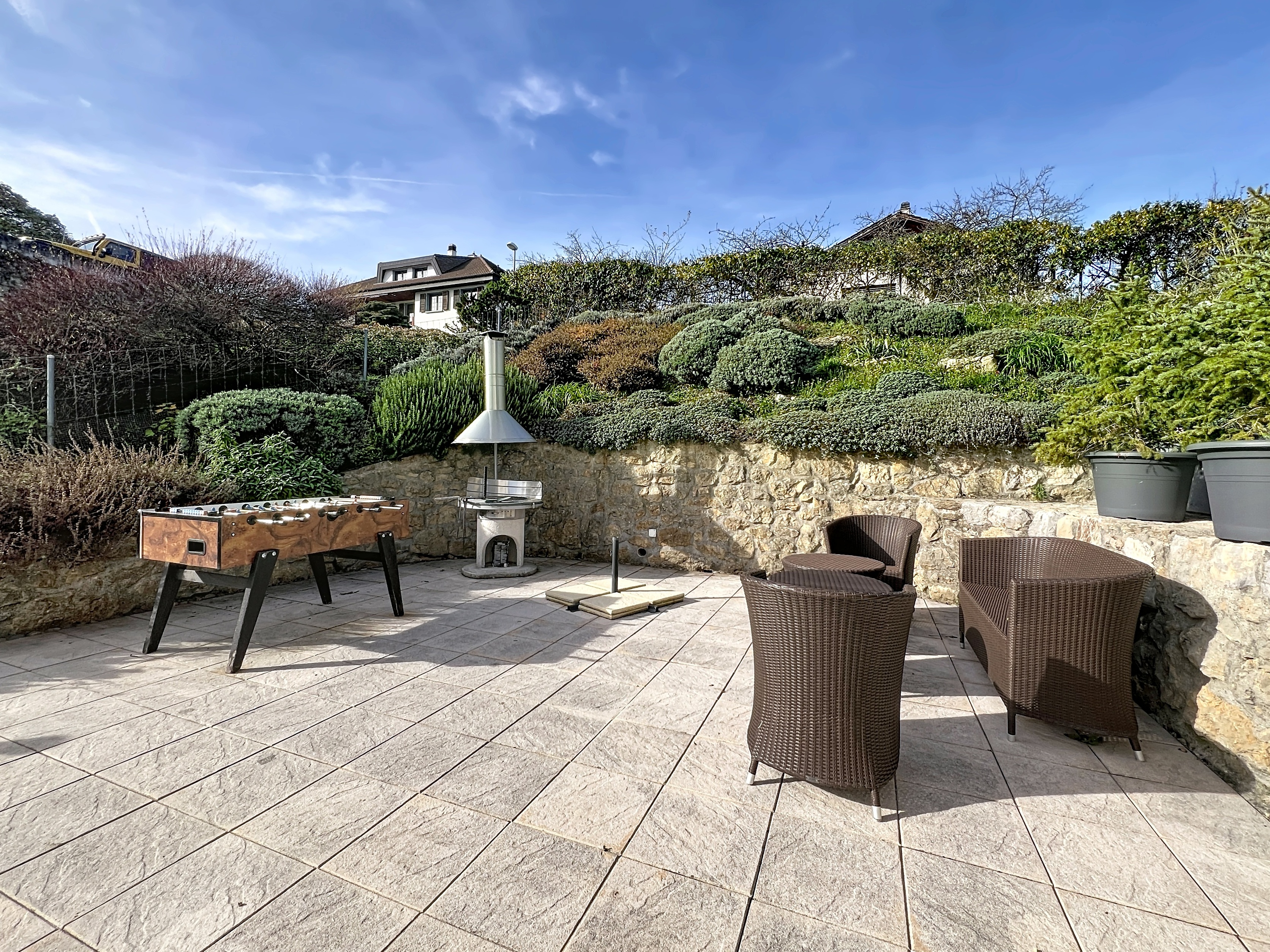 Terrasse mit Gartenlounge und Grillplatz