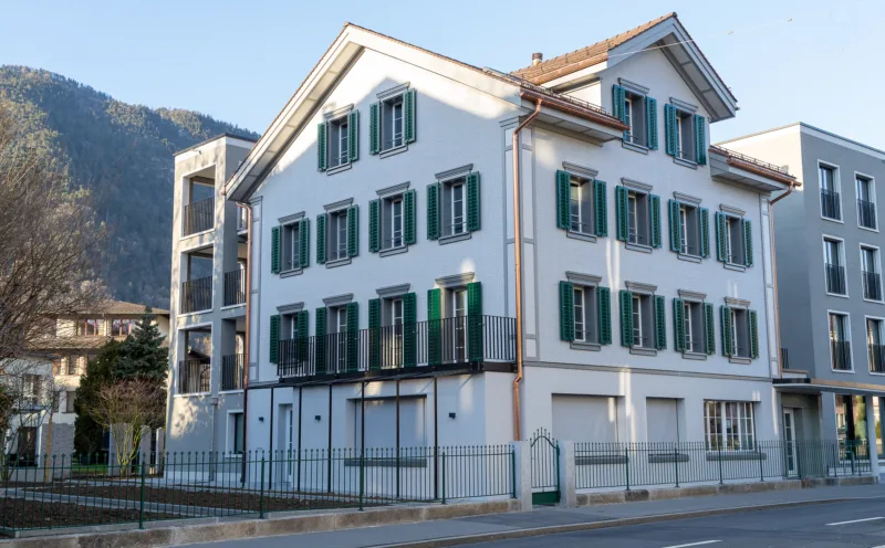 Außenansicht eines mehrgeschossigen Wohnhauses