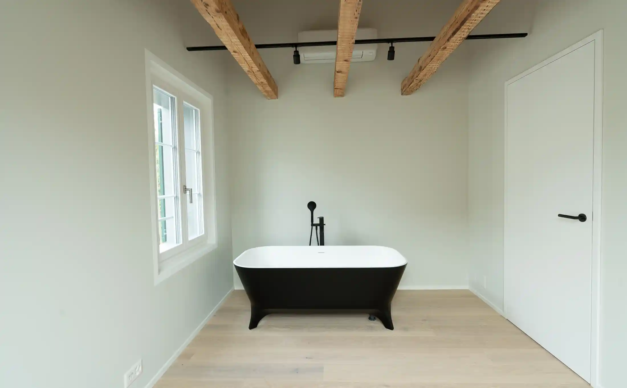 Modernes Badezimmer mit freistehender Wanne