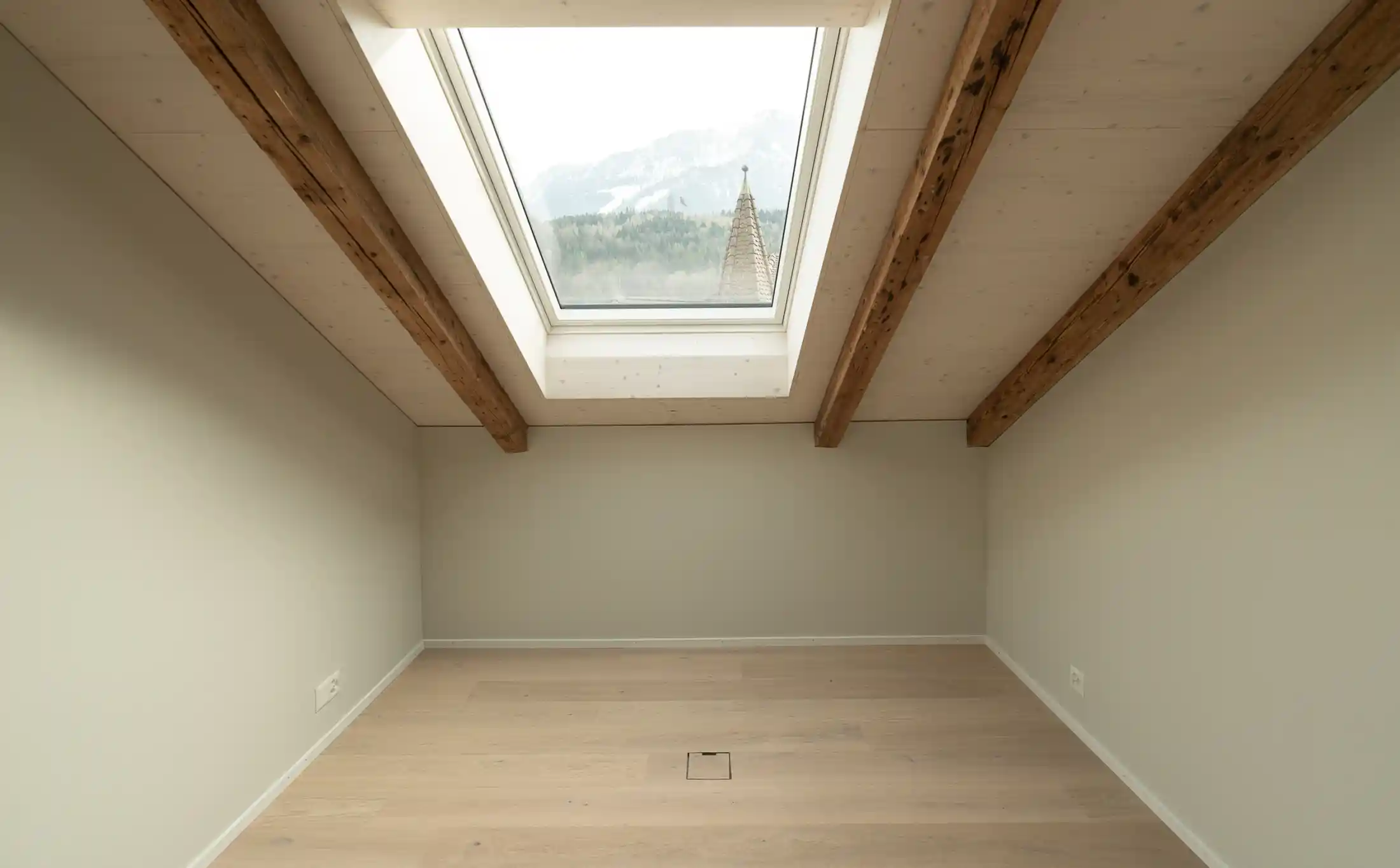 Dachzimmer mit Dachfenster