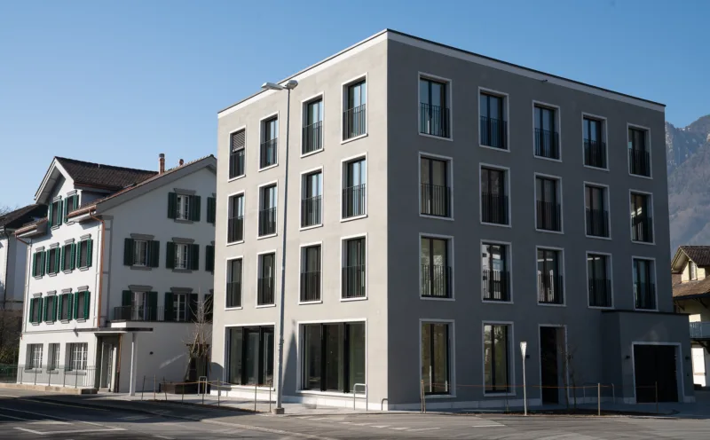 Mehrfamilienhaus an einer Straßenecke