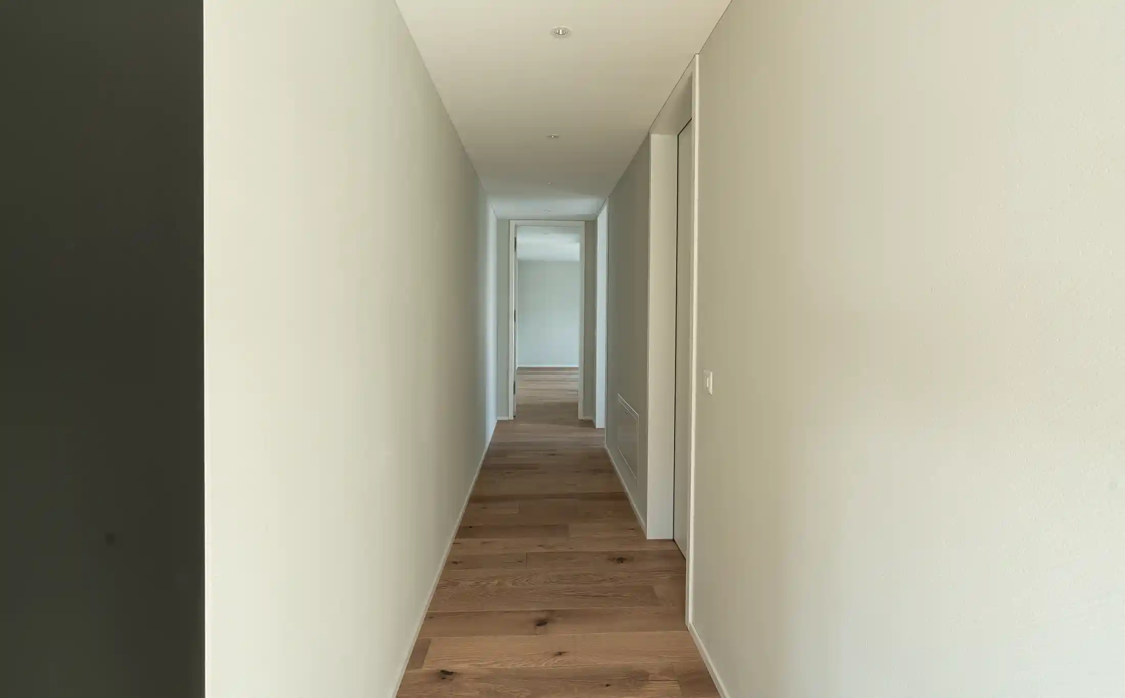 Heller Flur mit Holzboden
