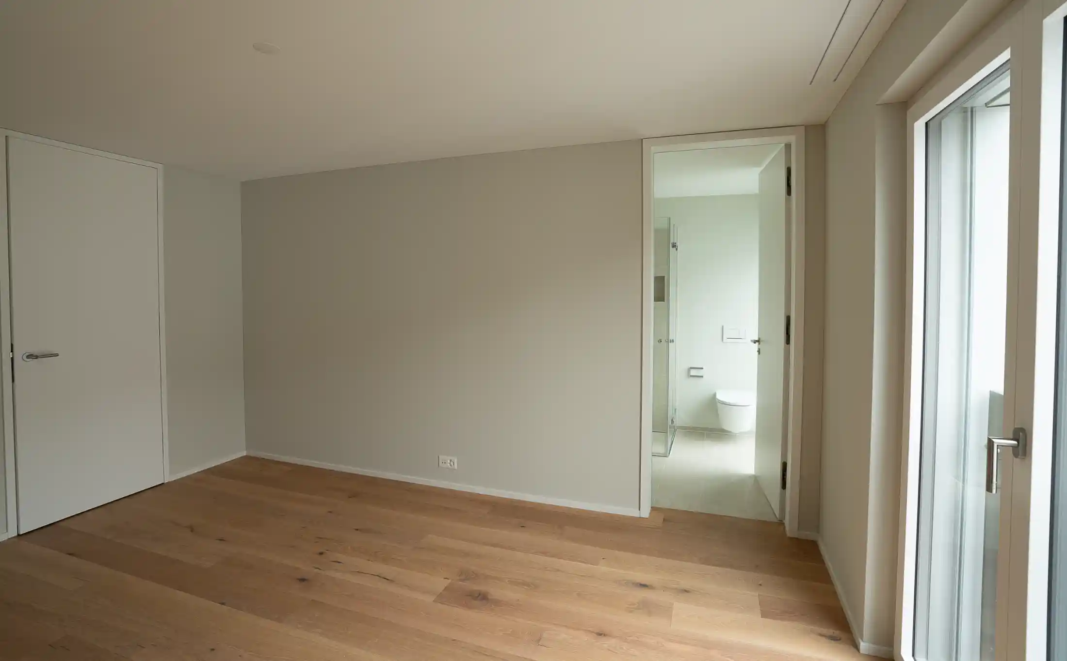 Helles Schlafzimmer mit Blick ins Bad