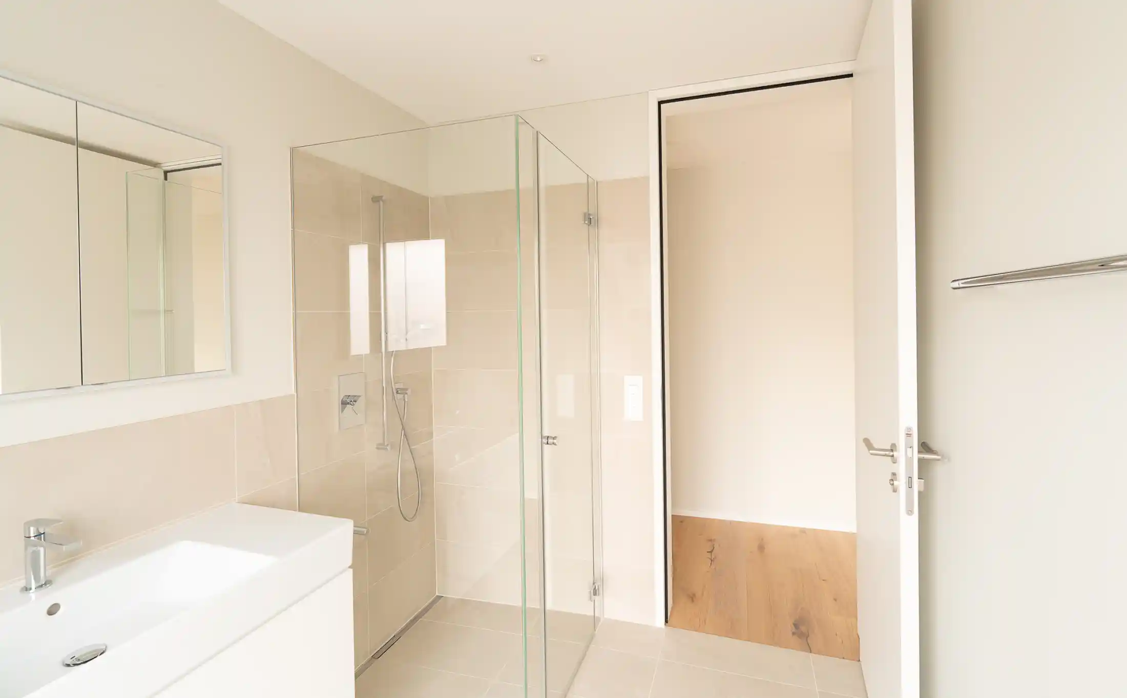 Modernes Badezimmer mit begehbarer Dusche