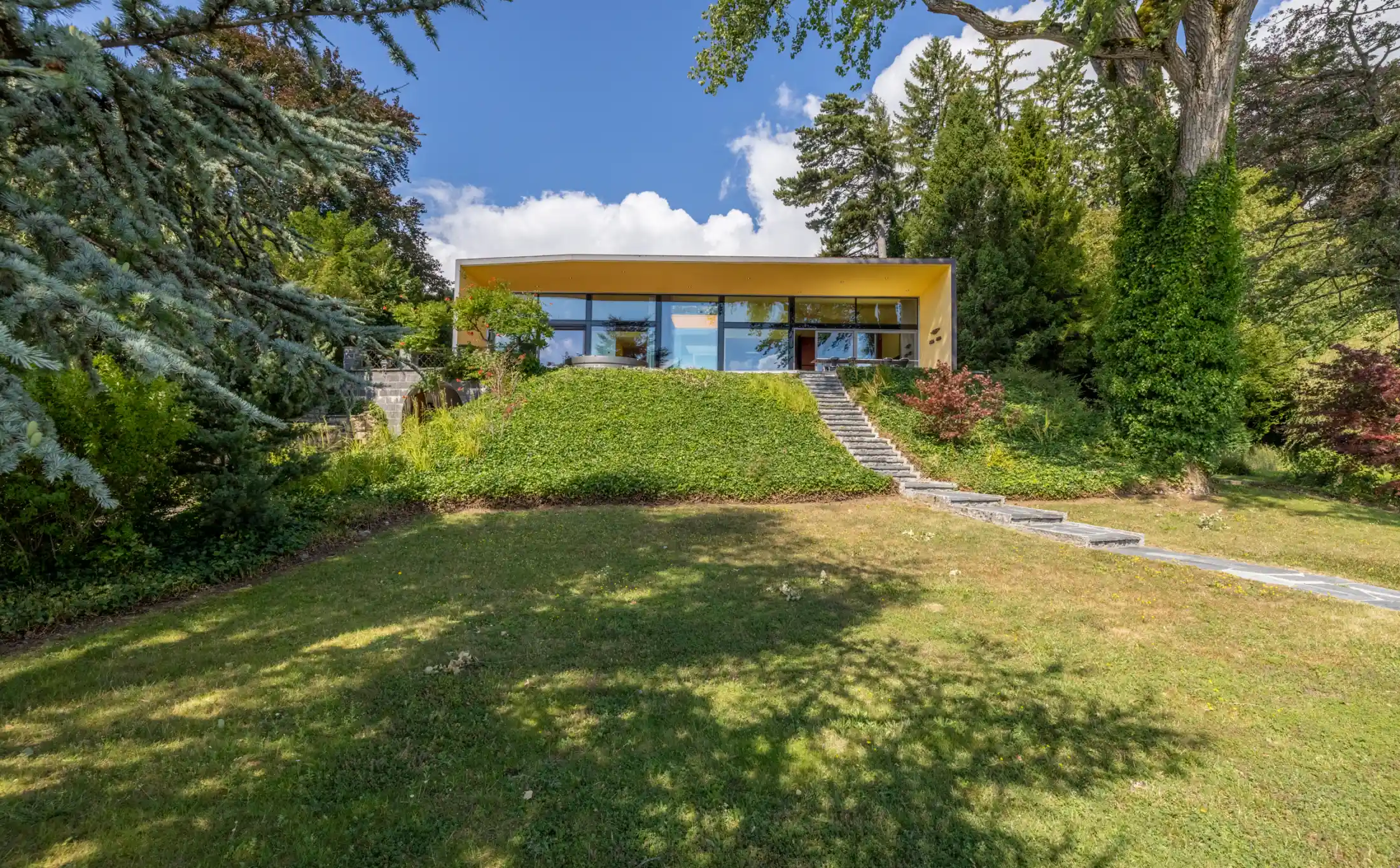 Modernes flaches Haus mit großzügigem Garten