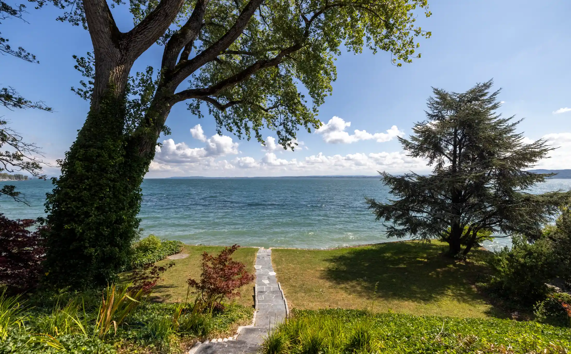 Seeblick vom Garten