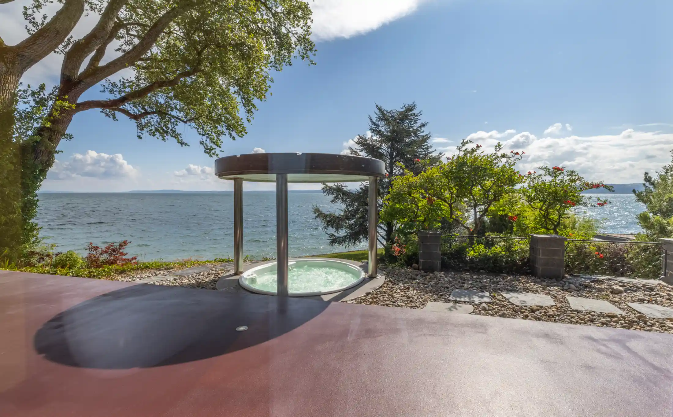 Seeblick mit Whirlpool im Garten
